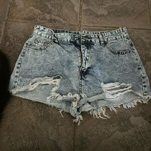 patterned back pocket jean shorts